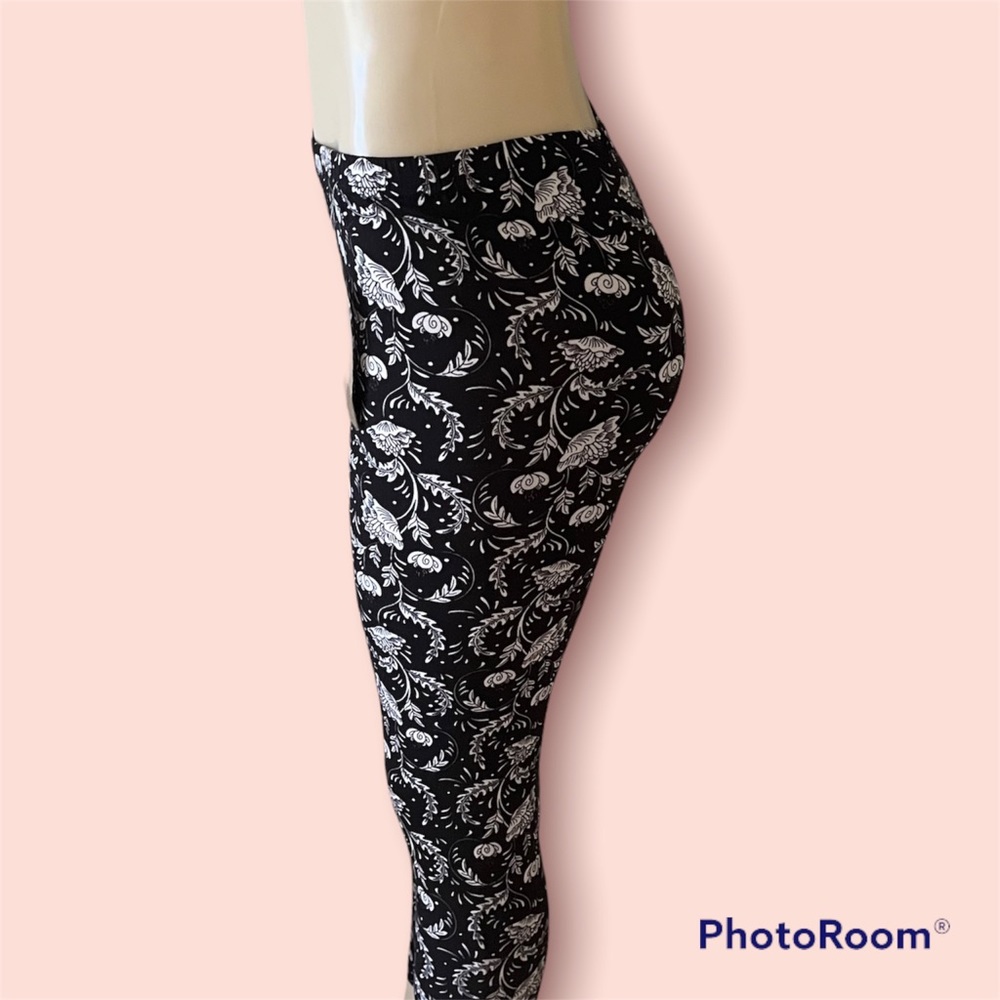 NWT Chrome B&W Floral Leggings Size M - Picture 2 of 6